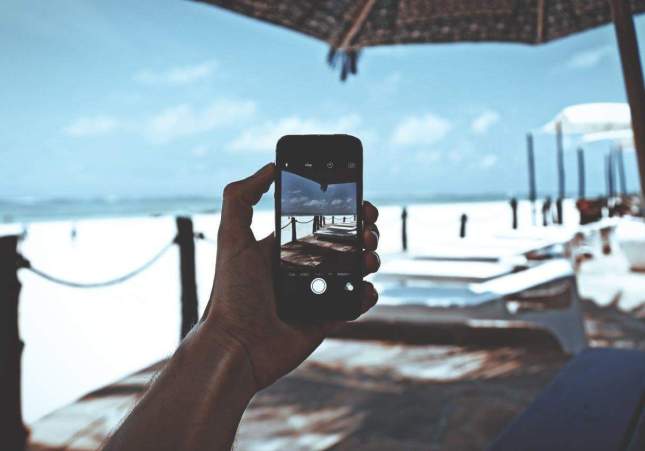 EuropaPress 3259652 persona utiliza telefono movil playa