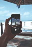 EuropaPress 3259652 persona utiliza telefono movil playa