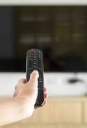 Mando a distancia cambiando canales televisión