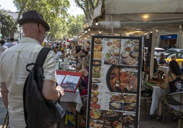 economía, terrazas, comida, cartel turista, turismo / Foto: Carlos Baglietto