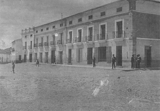 Casas acomodadas en Don Benito (principios del siglo XX). Fuente Biblioteca Pública de Don Benito Casas acomodadas en Don Benito (principios del siglo XX). Fuente Biblioteca Pública de Don Benito