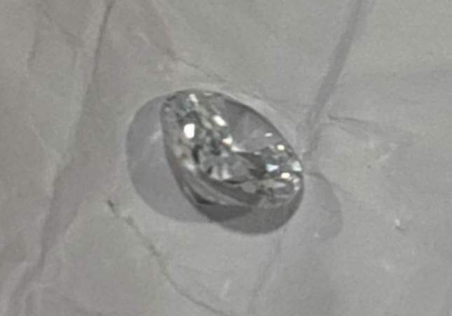 Diamante de 30.000 euros encontrado durante el cacheo Diamante de 30.000 euros encontrado durante el cacheo