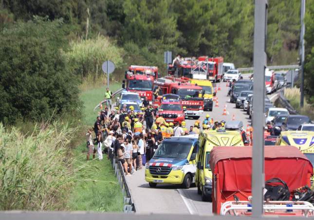 Servicios de emergencia al accidente del autobús de la C 32 ACN Servicios de emergencia al accidente del autobús de la C 32 ACN