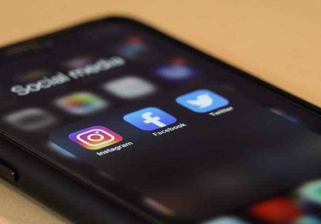 redes sociales en el movil unsplash