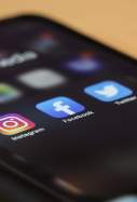 redes sociales en el movil unsplash