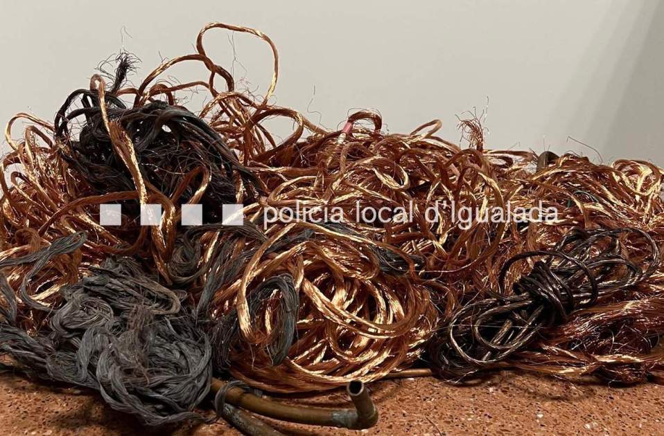 Cable de cobre encontrado en el interior del vehículo / Policía Local de Igualada Cable de cobre encontrado en el interior del vehículo / Policía Local de Igualada