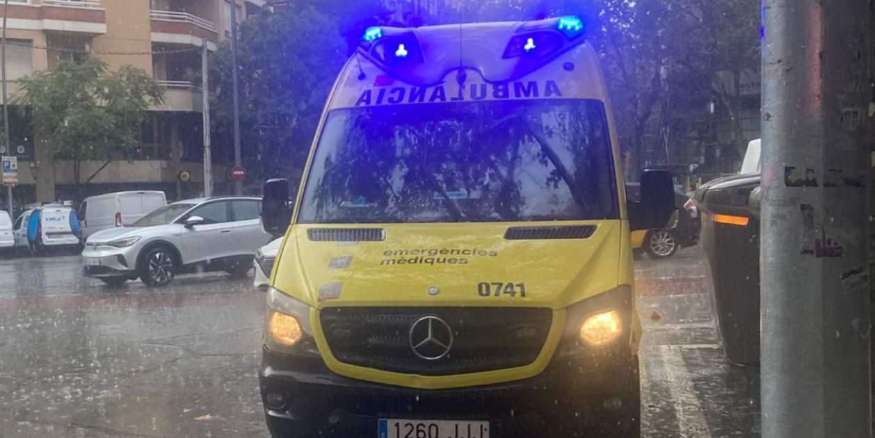 Un taxista atropella a un peatón en medio de la calle en Barcelona