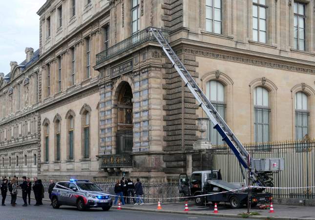 EuropaPress 7038047 19 october 2025 france paris police officers stand next to furniture lift