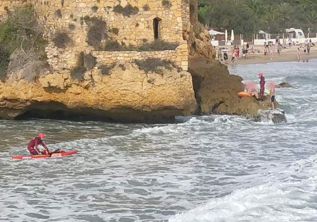 Bombers rescat platja castell tamarit