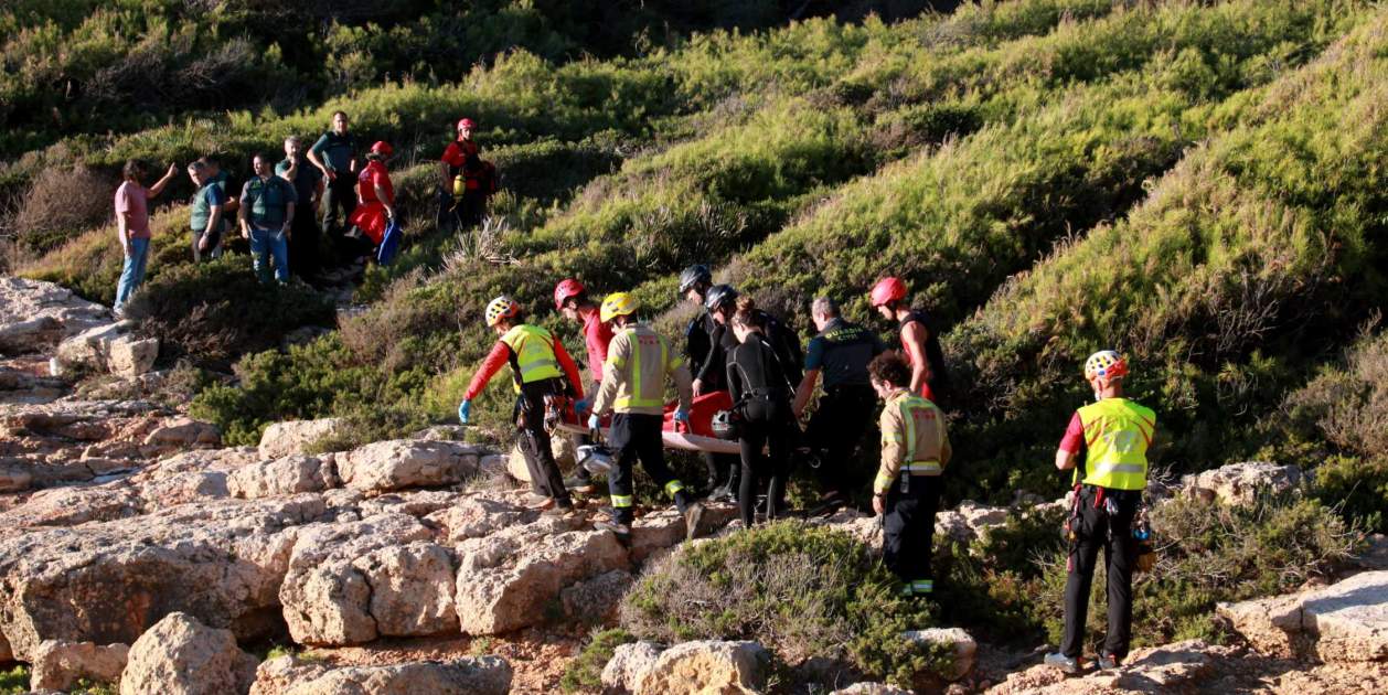 Muere un hombre al meterse en el agua en una cala de Tarragona y quedar ...