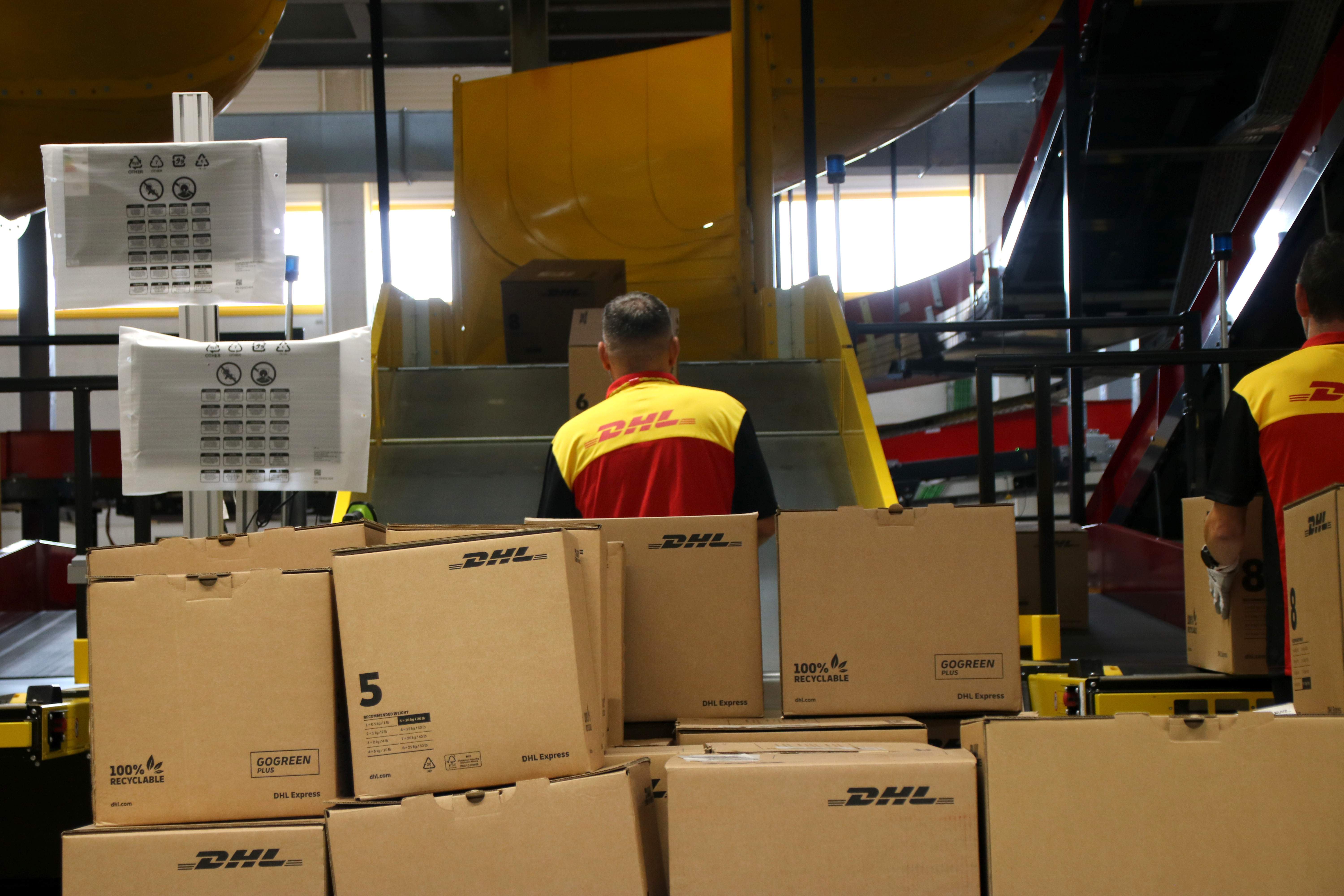 treballadors en el nou hub internacional de dhl a l aeroport del prat foto albert hernandez acn