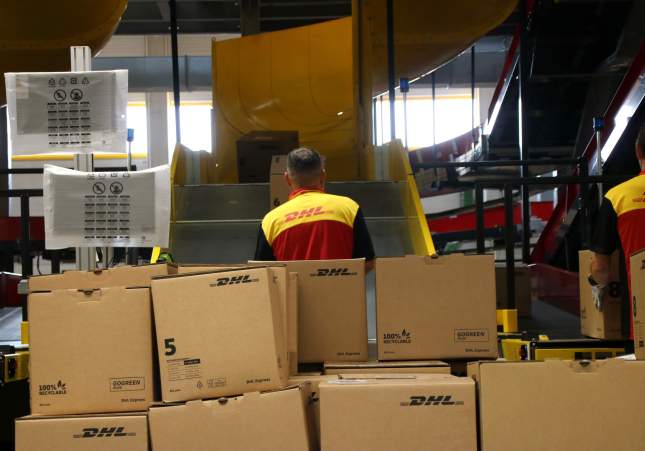 treballadors en el nou hub internacional de dhl a l aeroport del prat foto albert hernandez acn