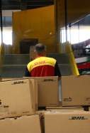 treballadors en el nou hub internacional de dhl a l aeroport del prat foto albert hernandez acn