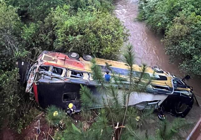 Imatge de l'autobús accidentat a l'Argentina (1) Imatge de l'autobús accidentat a l'Argentina (1)