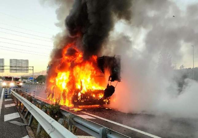 camió incendiat a 2 (1) camió incendiat a 2 (1)