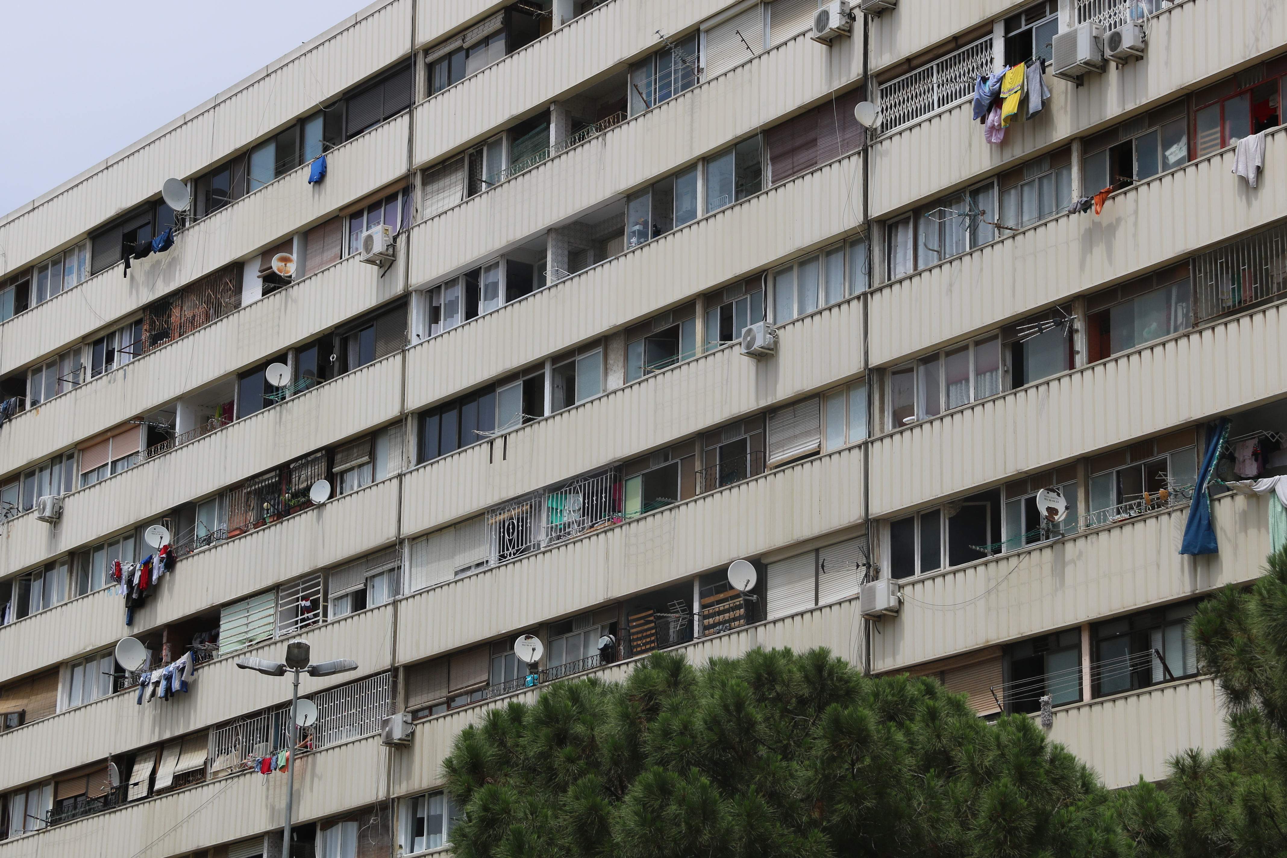 Finestres de l'edifici Venus del barri de la Mina de Sant Adrià de Besòs / ACN