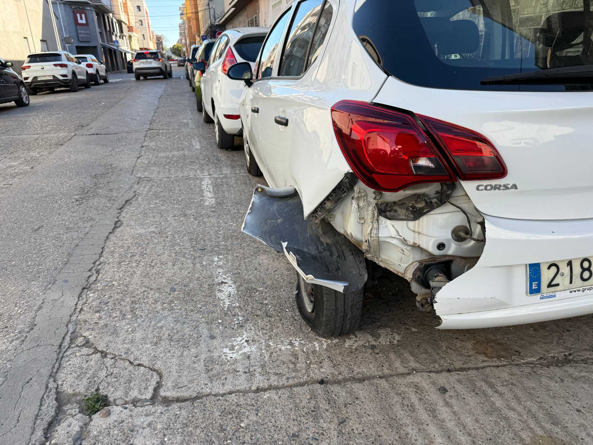 Conductor en fuga a Mollerussa: xoca contra tres vehicles aparcats i fuig abandonant el seu cotxe