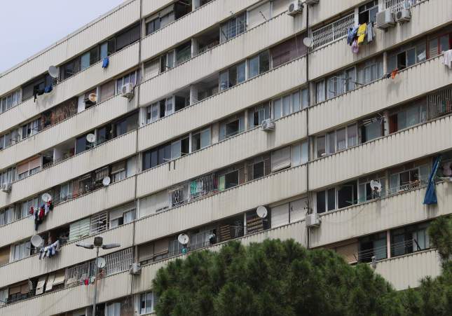 Ventanas del edificio Venus del barrio de La Mina de Sant Adrià de Besòs / ACN