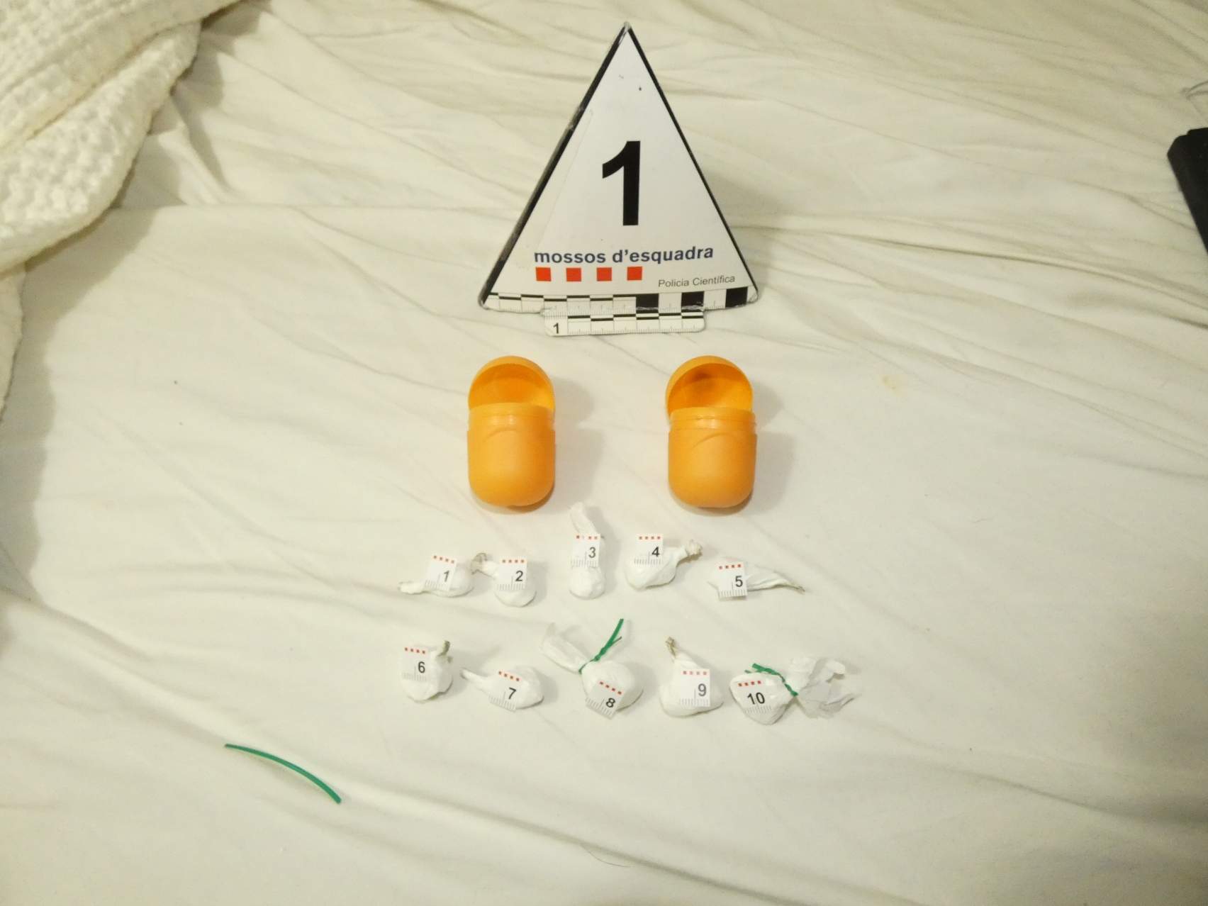 Imatge de la droga guardada en càpsules d'ou Kinder   Mossos d'Esquadra