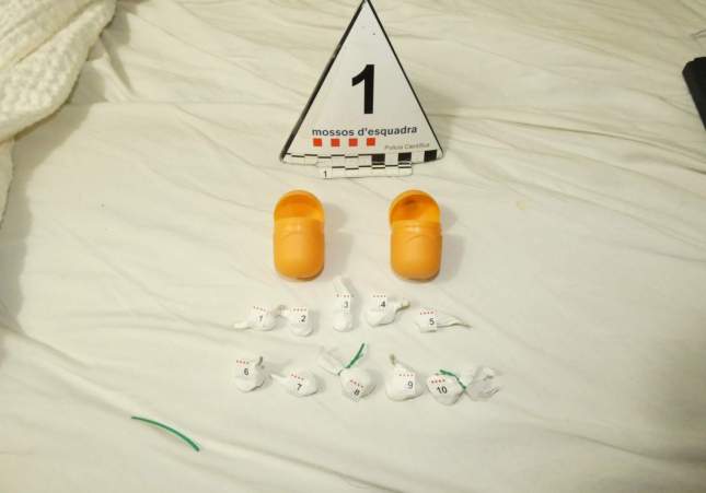 Imatge de la droga guardada en càpsules d'ou Kinder   Mossos d'Esquadra