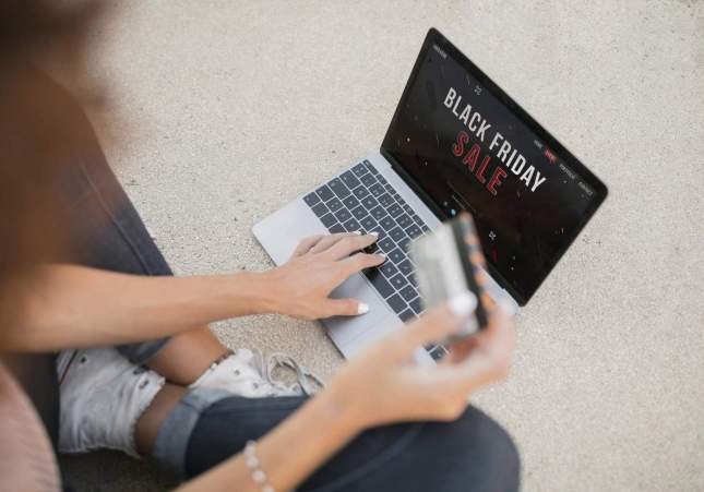 compras de jovenes en el black friday foto aladinia com