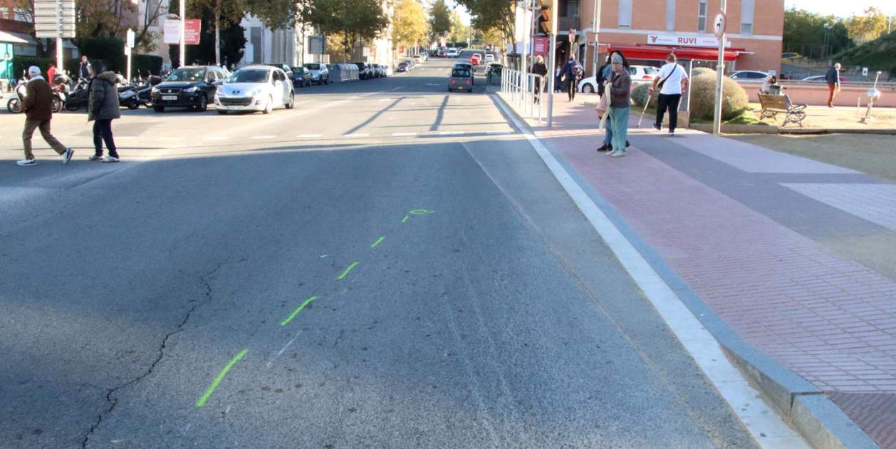 Un coche choca con una moto, pierde el control y atropella a tres ...