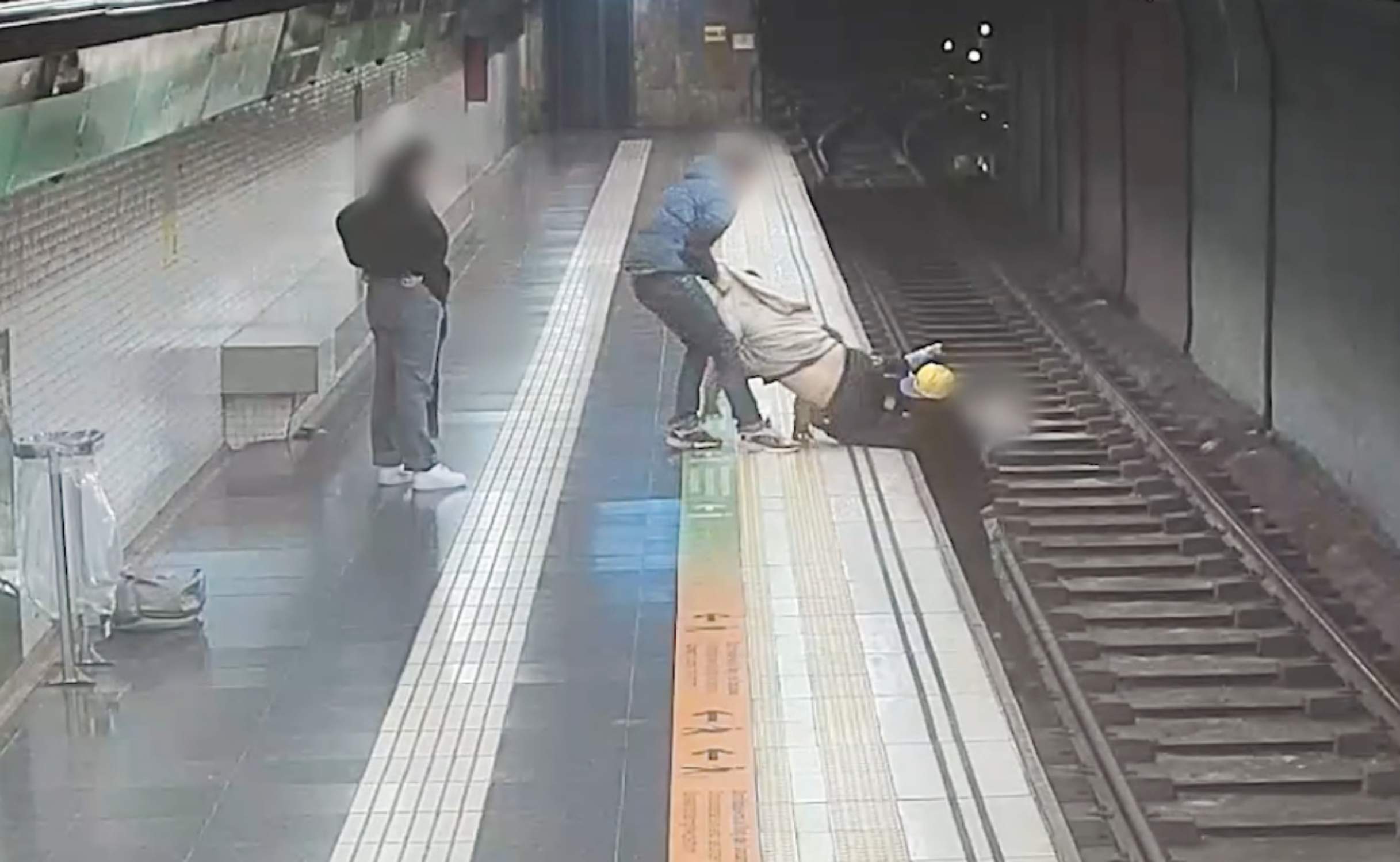 Una agente de los Mossos fuera de servicio salta a las vías del metro de Barcelona para salvar a un hombre