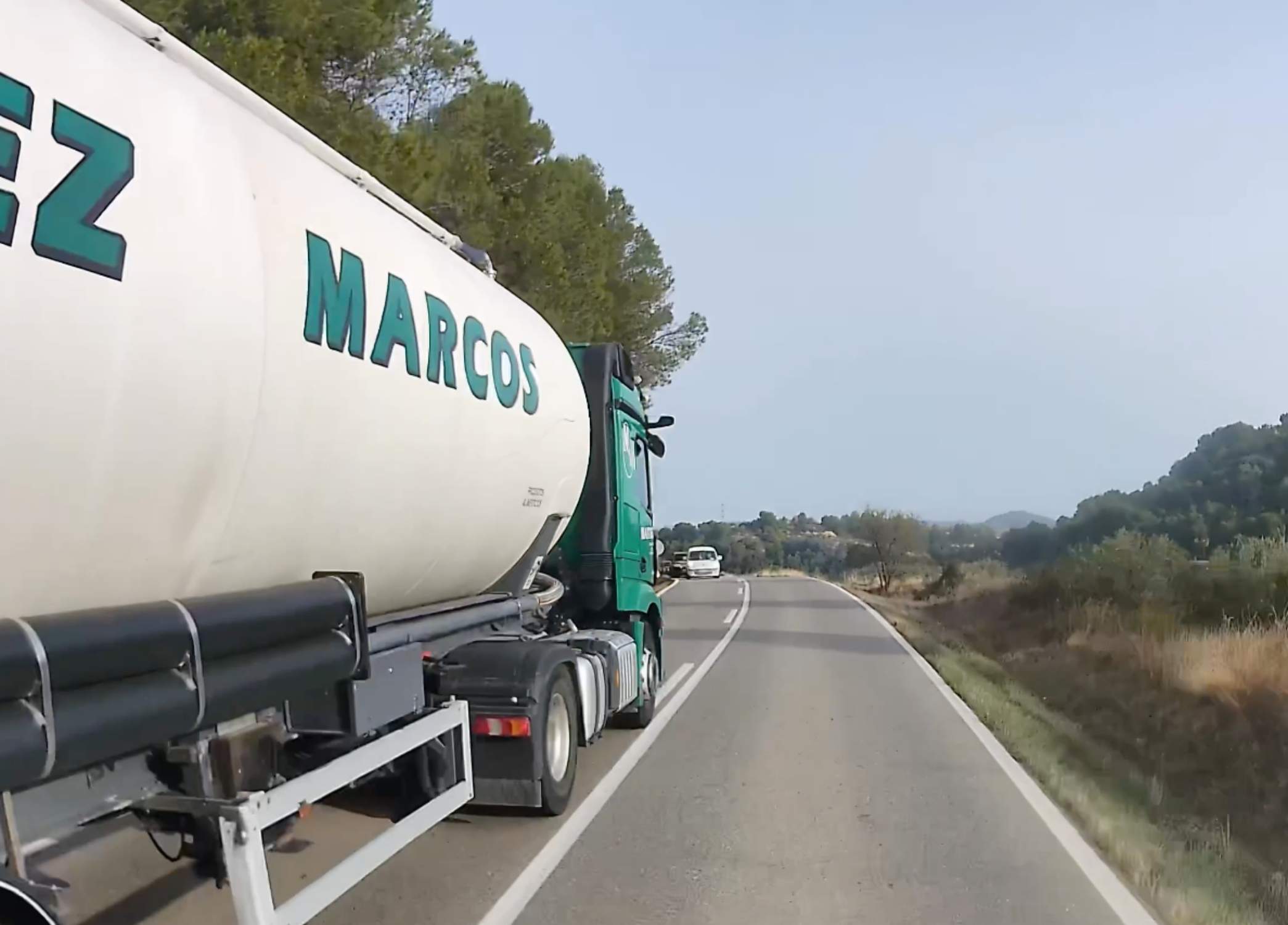 Avançament gairebé fatal a la C-14 a la Conca de Barberà: camió cisterna a tota velocitat amb cotxes de cara