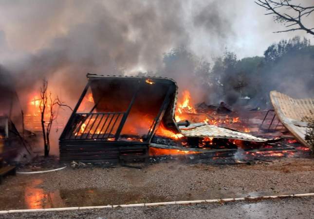 Bungaló quemado durante el incendio / Bomberos Bungaló quemado durante el incendio / Bomberos