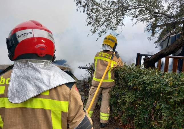 Dos bomberos extinguiendo el incendio / Bomberos Dos bomberos extinguiendo el incendio / Bomberos
