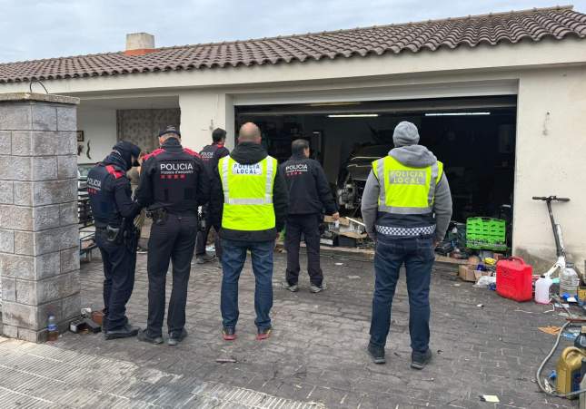 Imatge de l'operatiu amb Mossos i Policia Local / Mossos d'Esquadra Imatge de l'operatiu amb Mossos i Policia Local / Mossos d'Esquadra