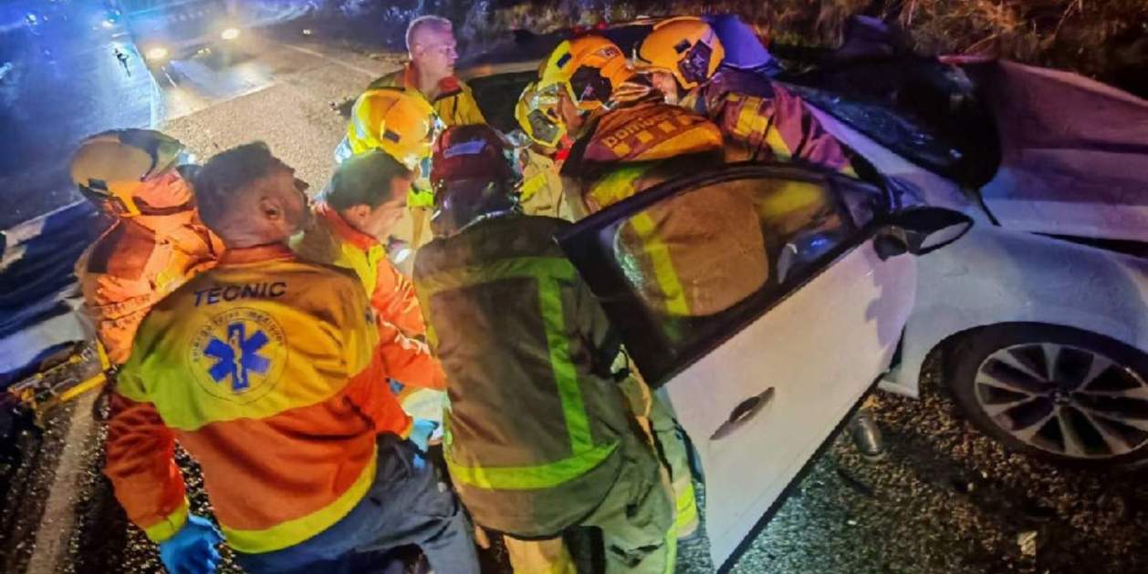 Una mujer herida grave en un choque frontal entre un coche y un camión ...
