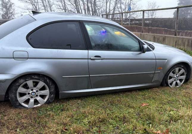 Coche con las ruedas pinchadas Mossos d'Esquadra Coche con las ruedas pinchadas Mossos d'Esquadra