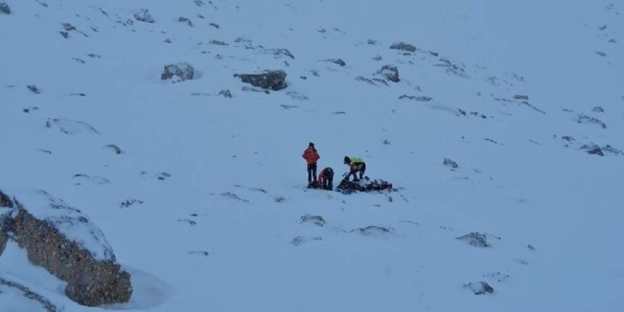 Una avalancha sorprende a un esquiador en Setcases, lo deja herido ...