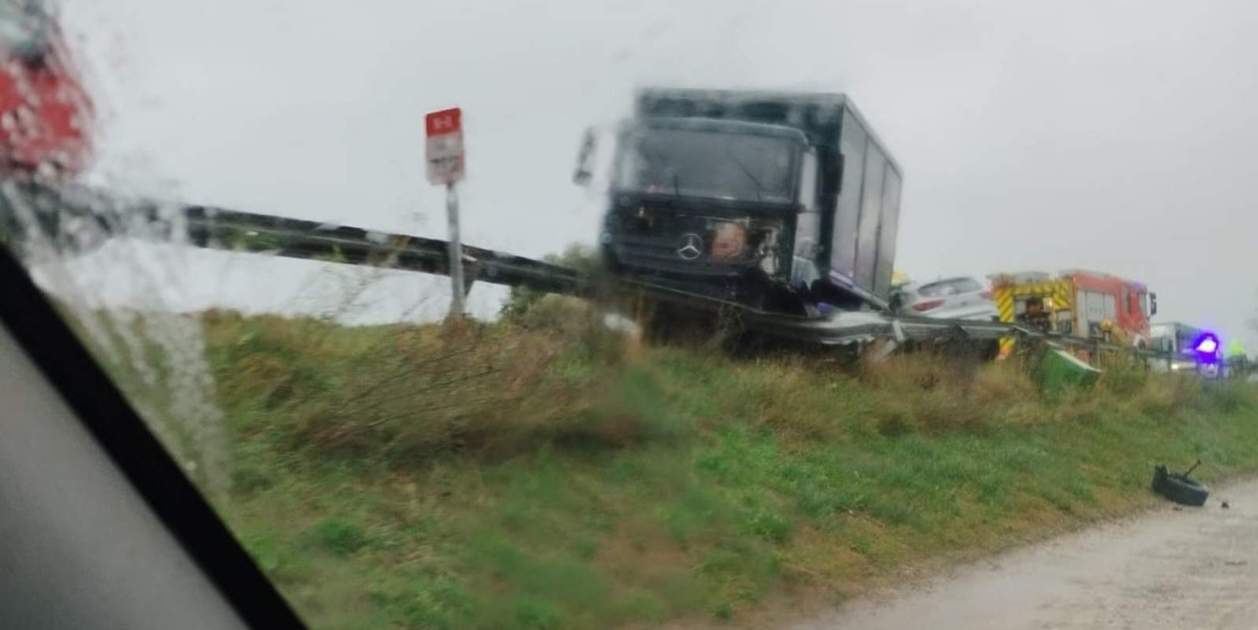 Muere el conductor de un coche tras chocar frontalmente con un camión ...