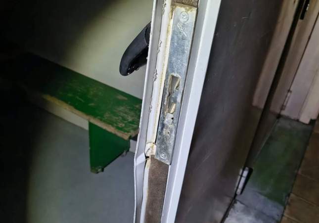 Puerta forzada de las instalaciones Policía Local de Santa Coloma de Gramenet Puerta forzada de las instalaciones Policía Local de Santa Coloma de Gramenet