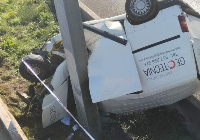 La furgoneta accidentada a la C-58 / @antiradarcatala