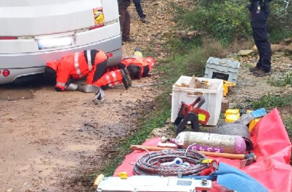 Efectius dels Bombers en les tasques de rescat / Bombers Efectius dels Bombers en les tasques de rescat / Bombers