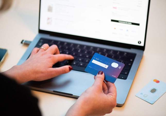 Shopping online with bank card (1)