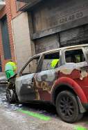 Cotxe vermell cremat incendi barcelona sants