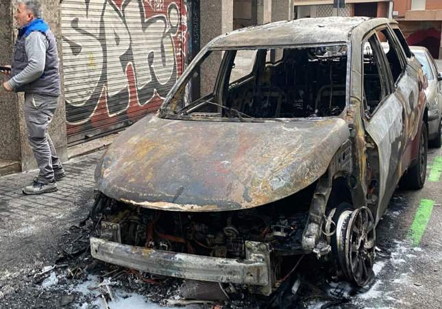 Un dels cotxes cremats en l'incendi / cedida Un dels cotxes cremats en l'incendi / cedida