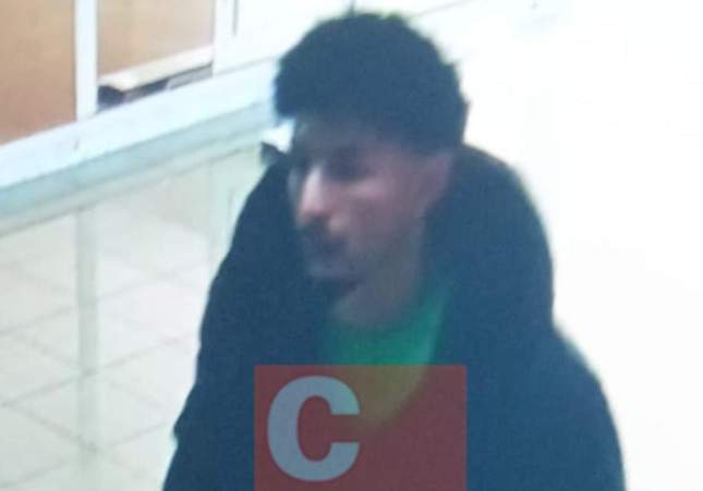 Imagen del supuesto autor de los hechos entrando en la casa de la chica, en Calella