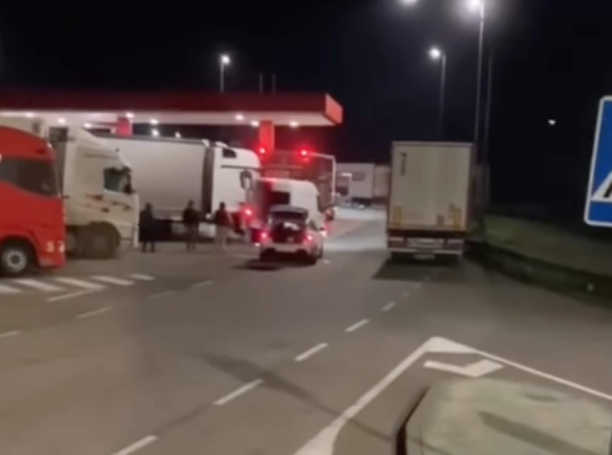 Acción directa de camioneros contra los violentos ladrones de la AP-7: les destrozan la furgo en pleno robo