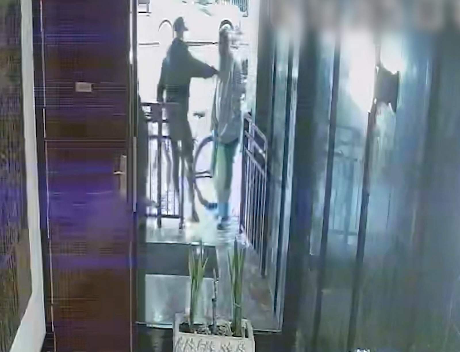 Aprofita un permís de la presó per robar a avis de Barcelona: els arrenca cadenes d'or i fuig amb bicicleta