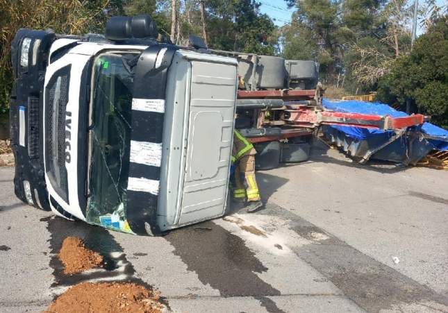 Camión volcado en Sant Pere de Ribes / Bomberos
