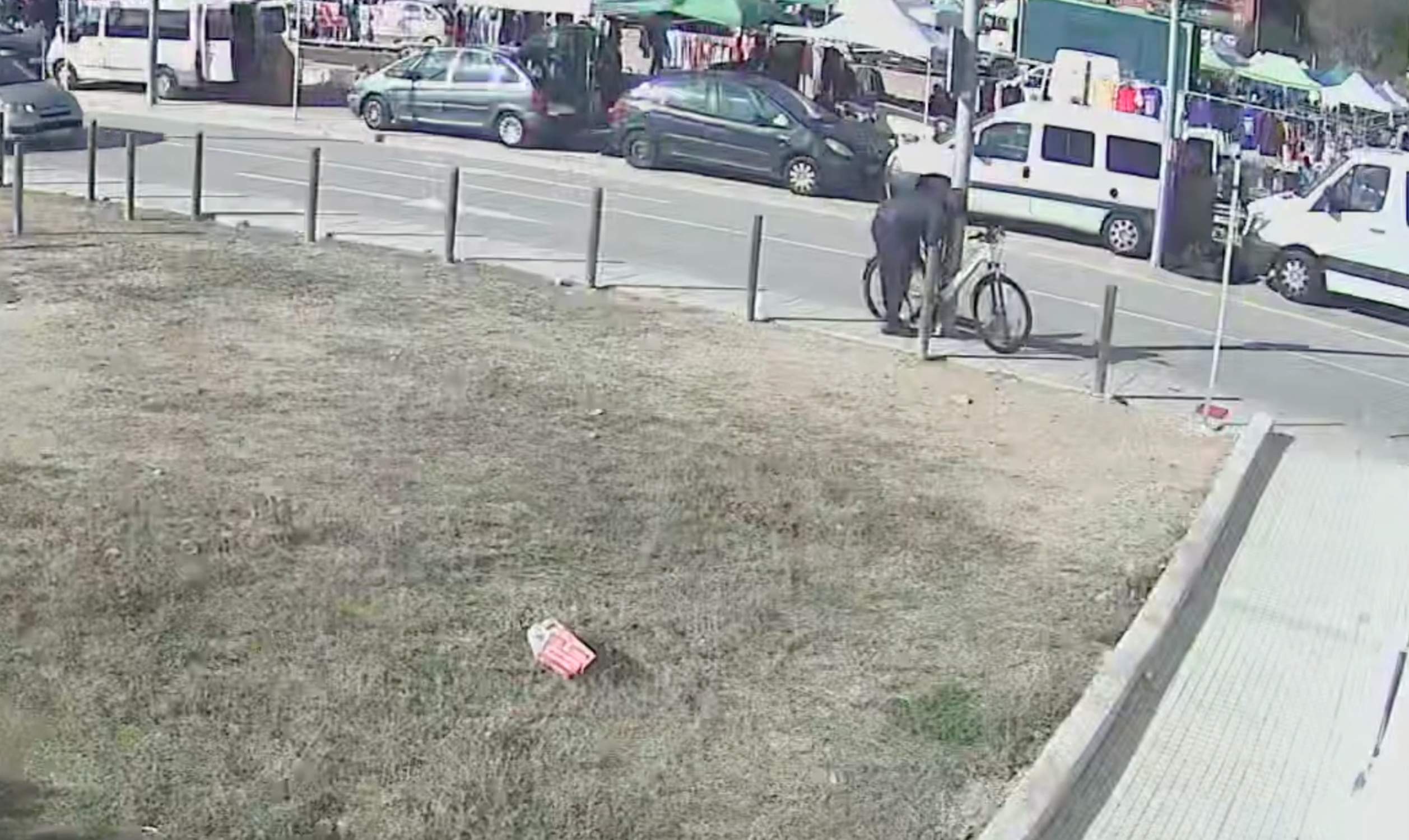 Dos lladres fan l’agost a Santa Susanna robant bicicletes caríssimes a plena llum del dia