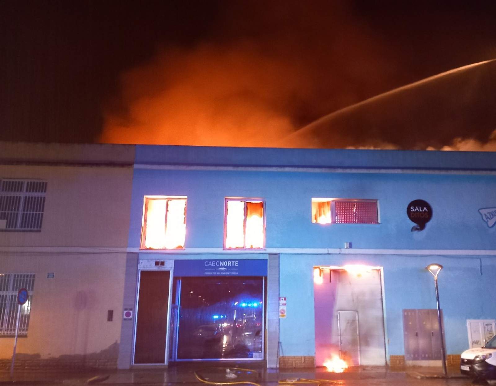 Incendi en una nau industrial a Reus: veïns confinats i el sostre parcialment col·lapsat