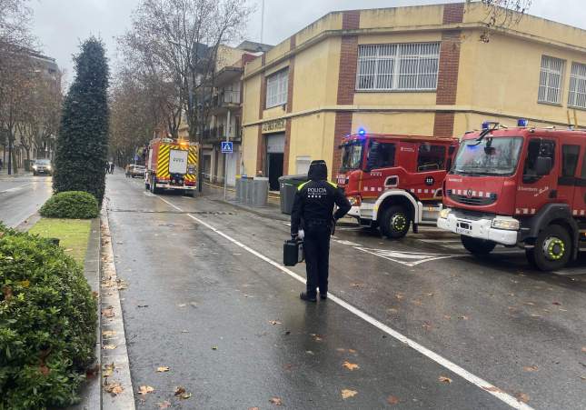 Un policia al lloc de l'incendi a Reus / Cedida