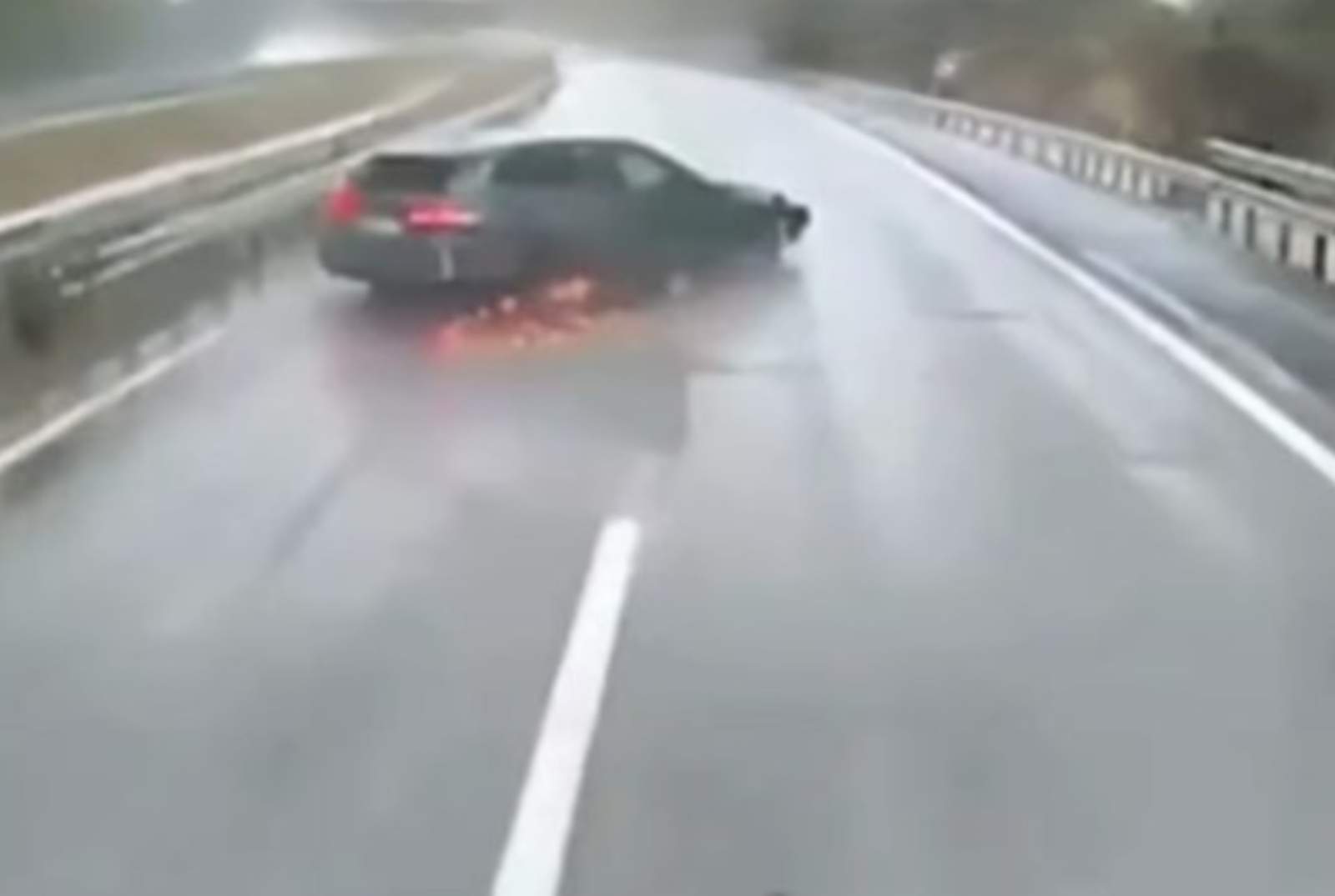 Una conductora perd el control, fa aquaplàning i provoca un accident múltiple amb tres camions a l'AP-2