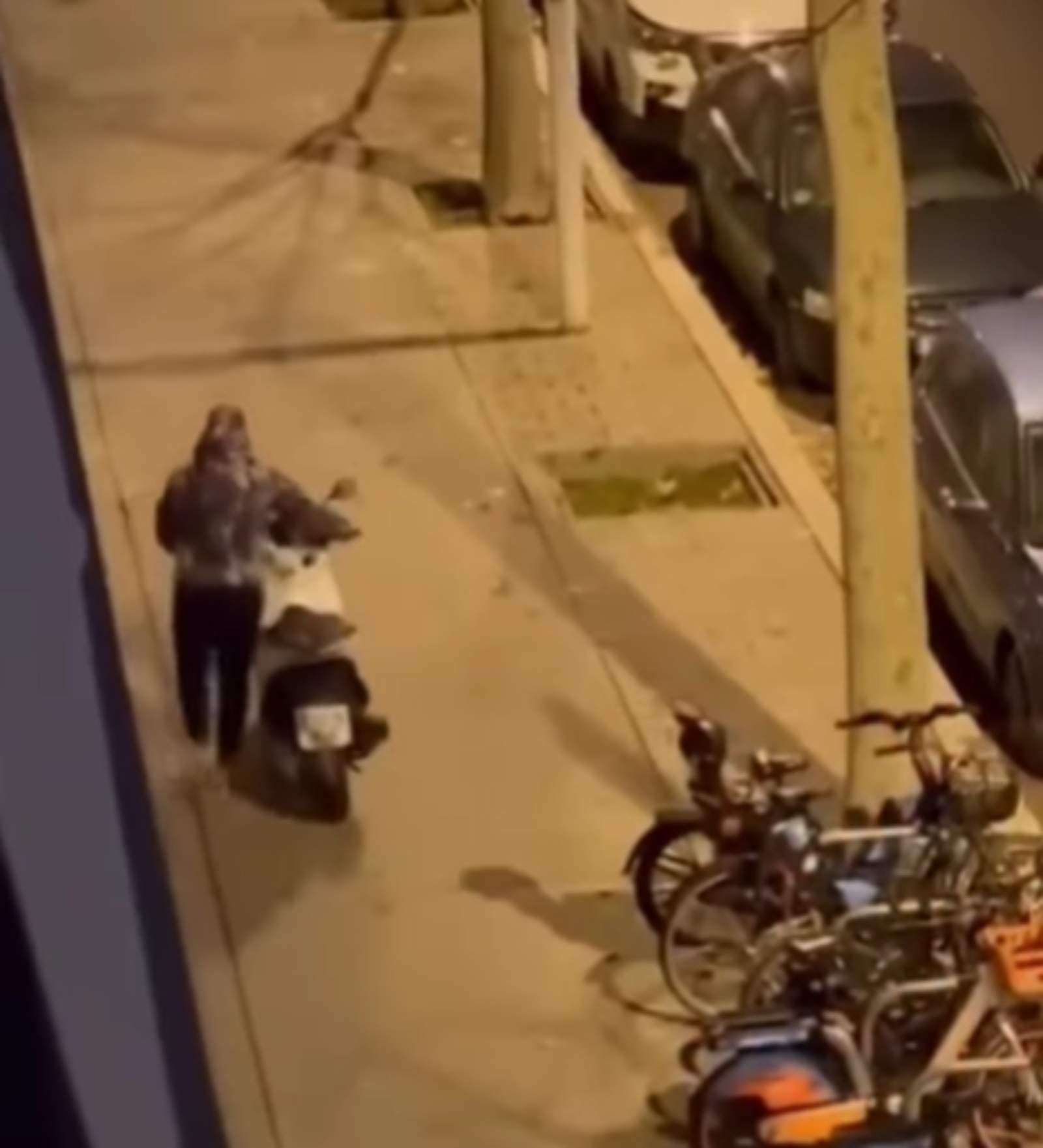Veïns de Barcelona graven uns lladres emportant-se una moto directament del carrer sense amagar-se